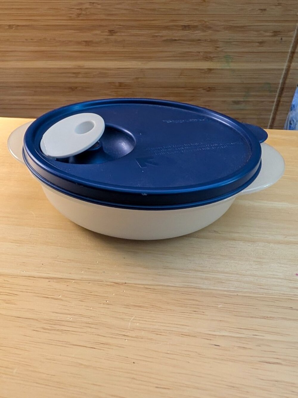 NWOT Tupperware small CrystalWave microwave container